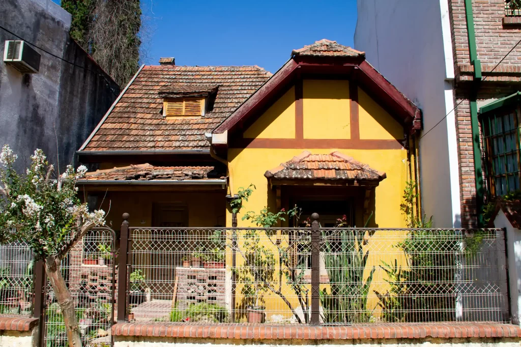 Cute little yellow house in Belgrano R