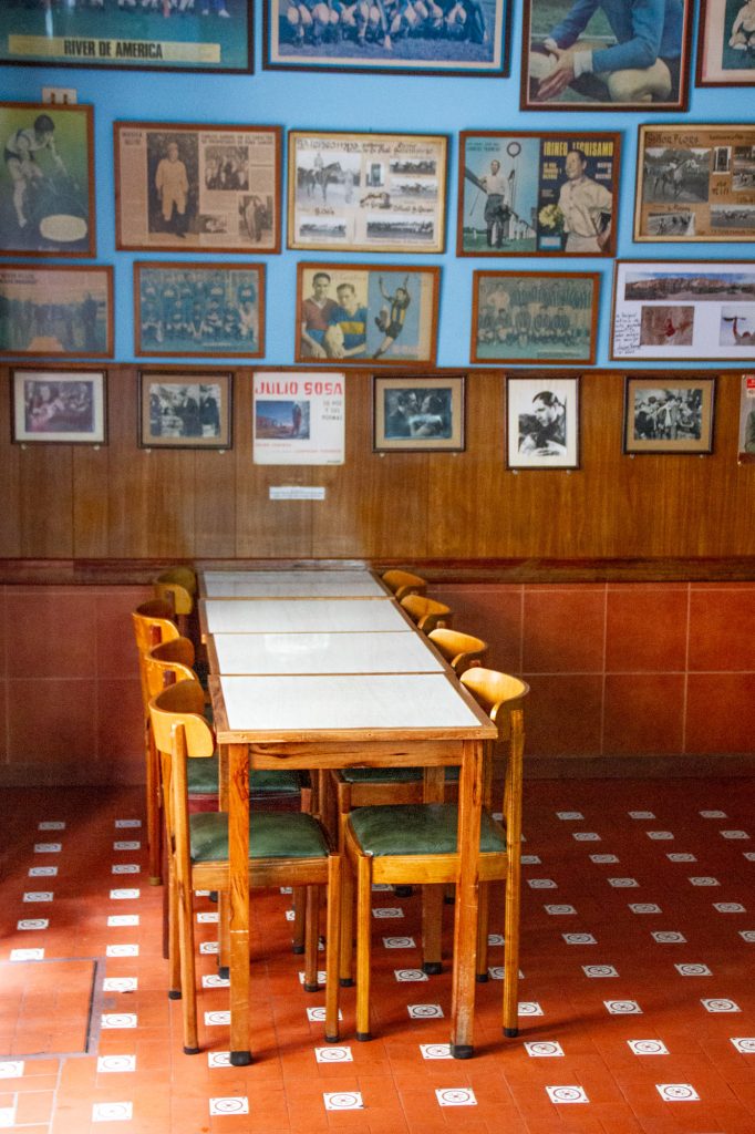 Empty table El Cuartito in Buenos Aires