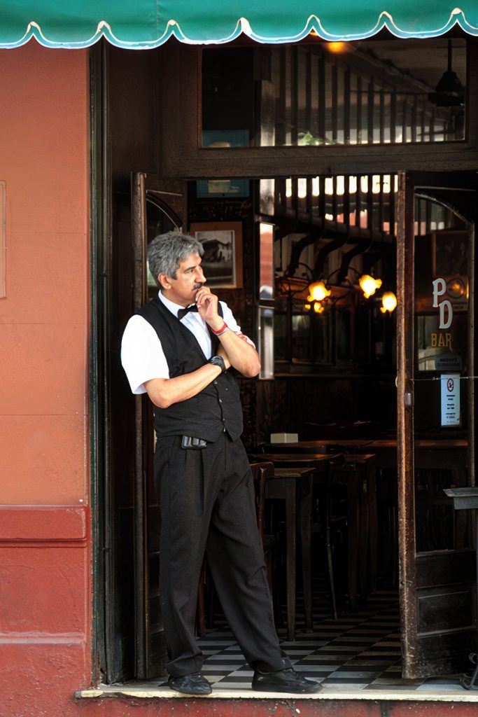 Bar notable waiter in Buenos Aires