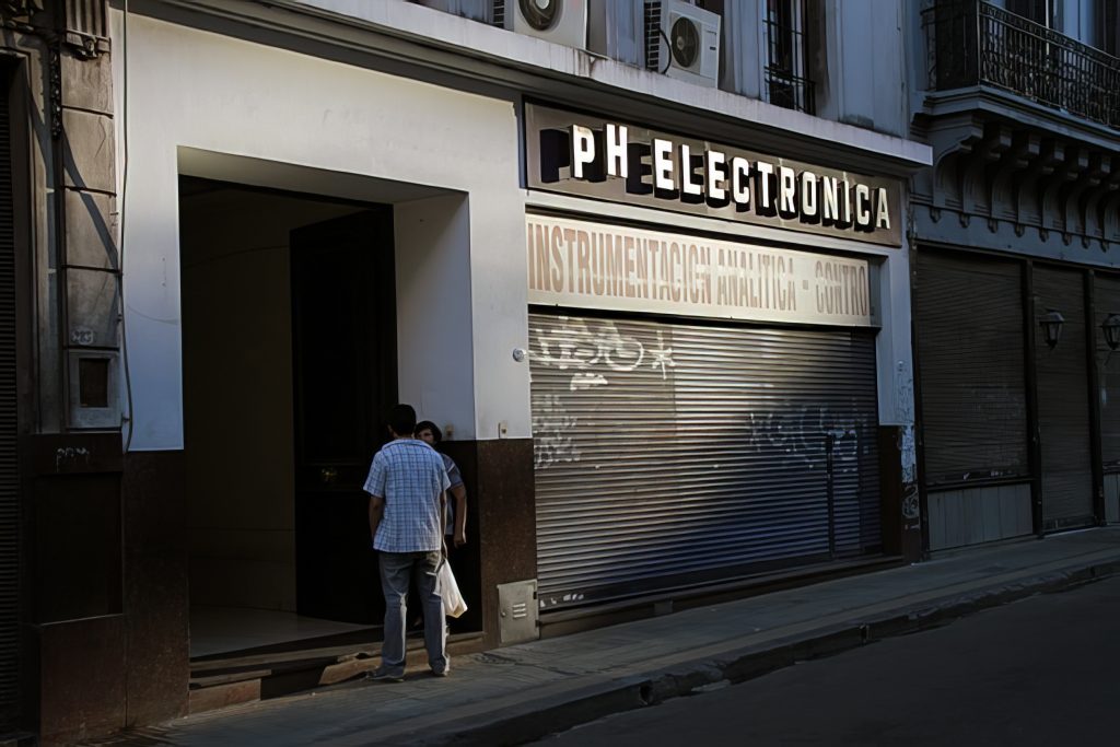 Closed electronic store in Buenos Aires